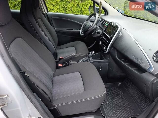 Серый Рено Зое, объемом двигателя 0 л и пробегом 108 тыс. км за 9400 $, фото 15 на Automoto.ua