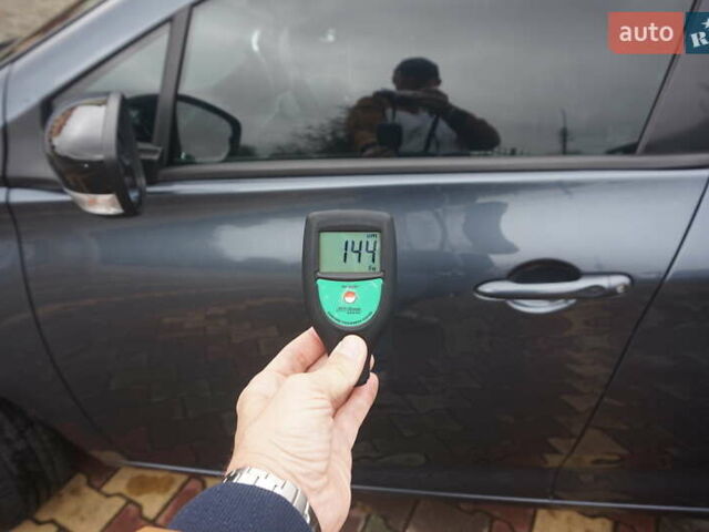Серый Рено Зое, объемом двигателя 0 л и пробегом 78 тыс. км за 10000 $, фото 65 на Automoto.ua