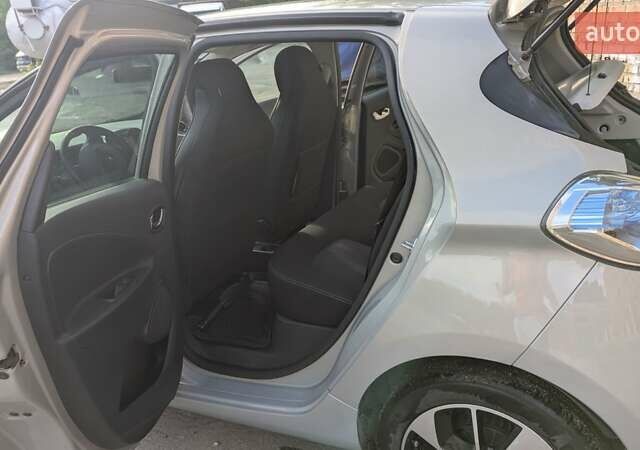 Серый Рено Зое, объемом двигателя 0 л и пробегом 103 тыс. км за 10000 $, фото 13 на Automoto.ua