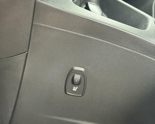 Серый Рено Зое, объемом двигателя 0 л и пробегом 164 тыс. км за 10200 $, фото 12 на Automoto.ua