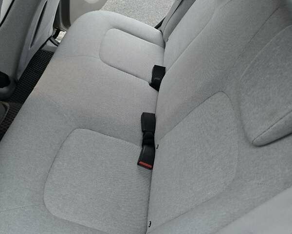 Серый Рено Зое, объемом двигателя 0 л и пробегом 97 тыс. км за 9700 $, фото 7 на Automoto.ua