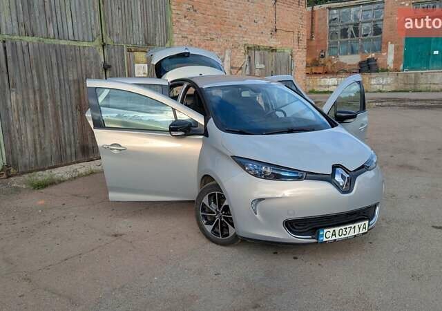 Серый Рено Зое, объемом двигателя 0 л и пробегом 103 тыс. км за 10000 $, фото 1 на Automoto.ua