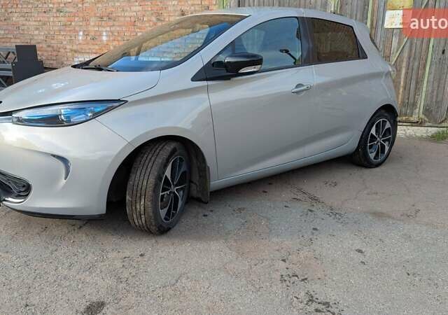 Серый Рено Зое, объемом двигателя 0 л и пробегом 103 тыс. км за 10000 $, фото 3 на Automoto.ua