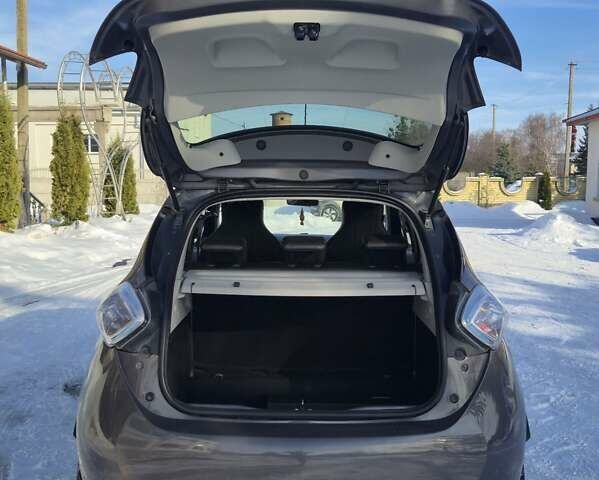 Серый Рено Зое, объемом двигателя 0 л и пробегом 98 тыс. км за 9500 $, фото 62 на Automoto.ua