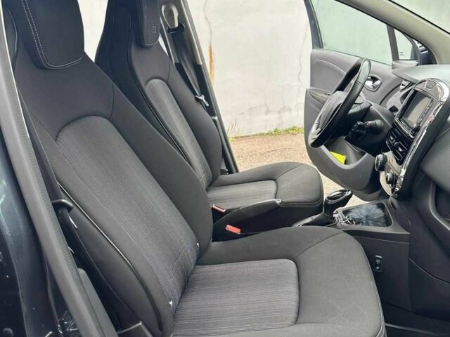 Серый Рено Зое, объемом двигателя 0 л и пробегом 87 тыс. км за 6500 $, фото 9 на Automoto.ua
