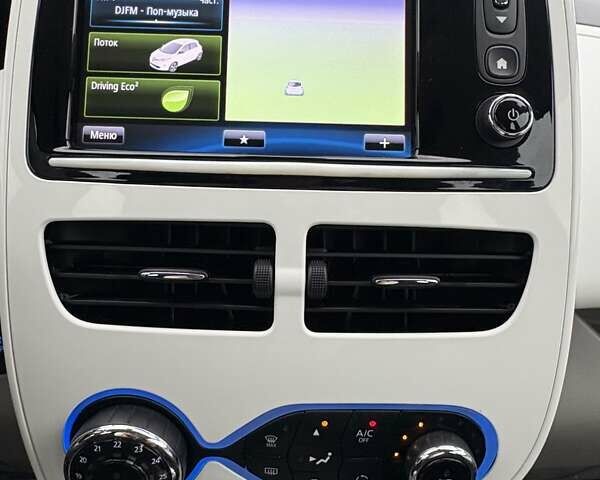 Серый Рено Зое, объемом двигателя 0 л и пробегом 62 тыс. км за 9500 $, фото 32 на Automoto.ua