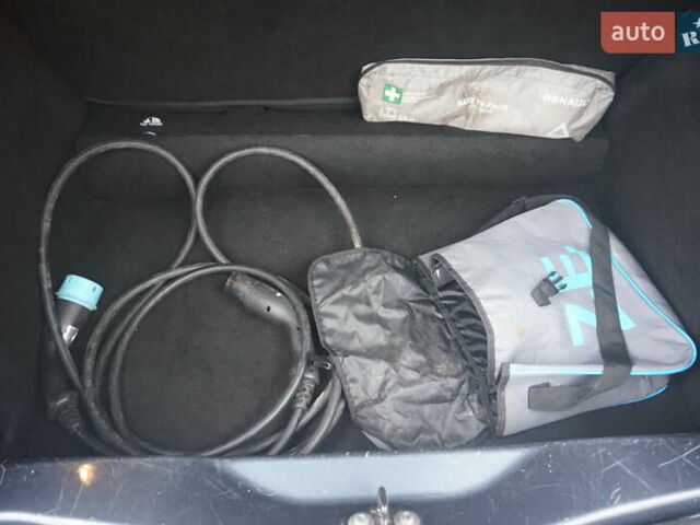 Серый Рено Зое, объемом двигателя 0 л и пробегом 182 тыс. км за 8200 $, фото 50 на Automoto.ua