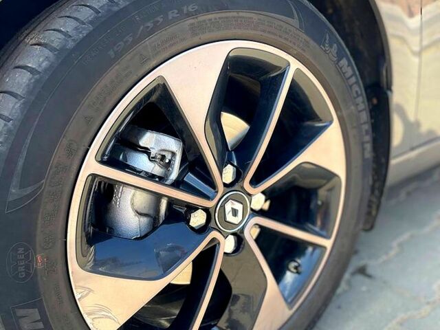 Серый Рено Зое, объемом двигателя 0 л и пробегом 85 тыс. км за 10999 $, фото 2 на Automoto.ua