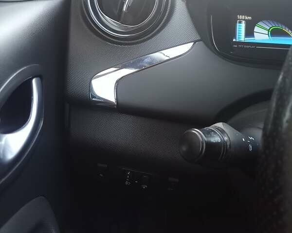 Серый Рено Зое, объемом двигателя 0 л и пробегом 115 тыс. км за 10500 $, фото 18 на Automoto.ua