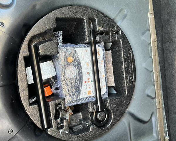 Серый Рено Зое, объемом двигателя 0 л и пробегом 108 тыс. км за 8500 $, фото 19 на Automoto.ua