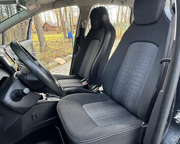 Серый Рено Зое, объемом двигателя 0 л и пробегом 90 тыс. км за 9999 $, фото 32 на Automoto.ua