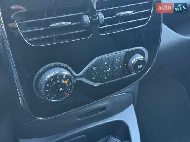 Серый Рено Зое, объемом двигателя 0 л и пробегом 21 тыс. км за 10446 $, фото 14 на Automoto.ua