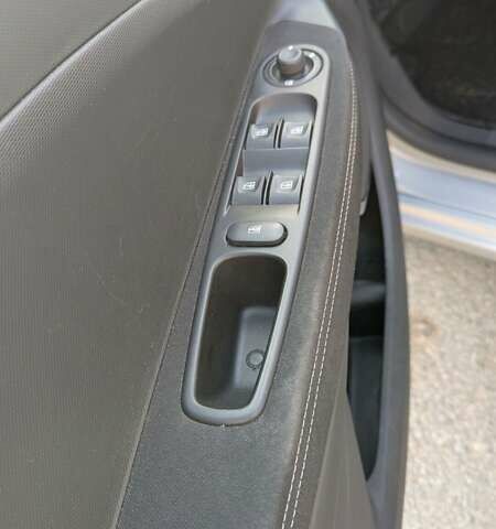 Серый Рено Зое, объемом двигателя 0 л и пробегом 103 тыс. км за 10000 $, фото 16 на Automoto.ua