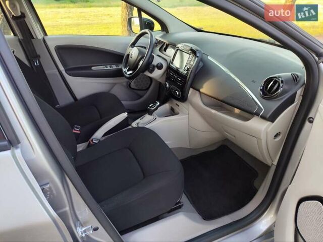 Серый Рено Зое, объемом двигателя 0 л и пробегом 158 тыс. км за 8100 $, фото 9 на Automoto.ua