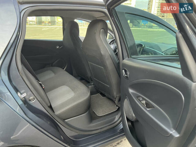 Серый Рено Зое, объемом двигателя 0 л и пробегом 160 тыс. км за 8700 $, фото 40 на Automoto.ua