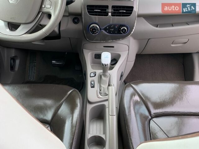 Серый Рено Зое, объемом двигателя 0 л и пробегом 140 тыс. км за 9200 $, фото 17 на Automoto.ua