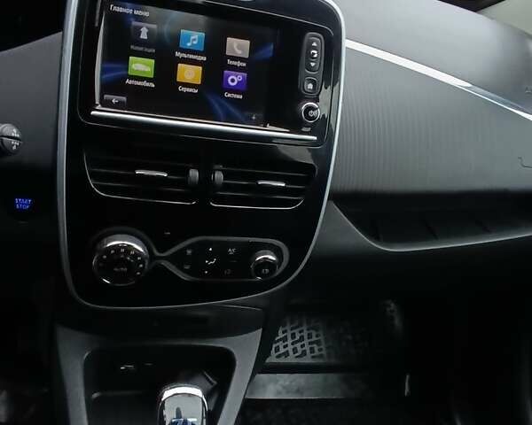 Серый Рено Зое, объемом двигателя 0 л и пробегом 108 тыс. км за 9400 $, фото 26 на Automoto.ua