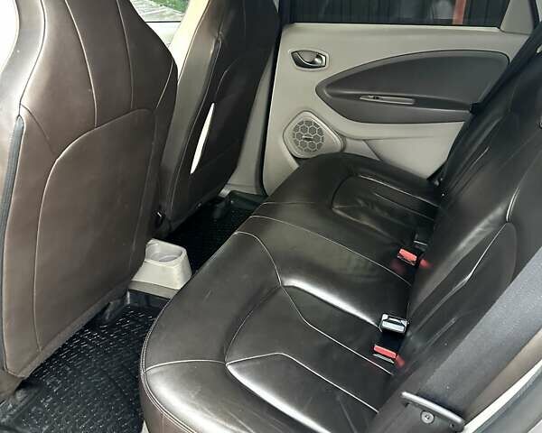 Серый Рено Зое, объемом двигателя 0 л и пробегом 148 тыс. км за 9500 $, фото 3 на Automoto.ua