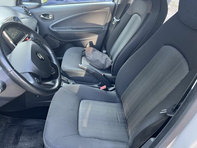 Серый Рено Зое, объемом двигателя 0 л и пробегом 63 тыс. км за 7800 $, фото 5 на Automoto.ua