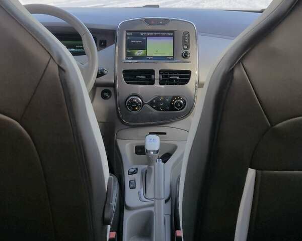 Серый Рено Зое, объемом двигателя 0 л и пробегом 98 тыс. км за 9500 $, фото 57 на Automoto.ua