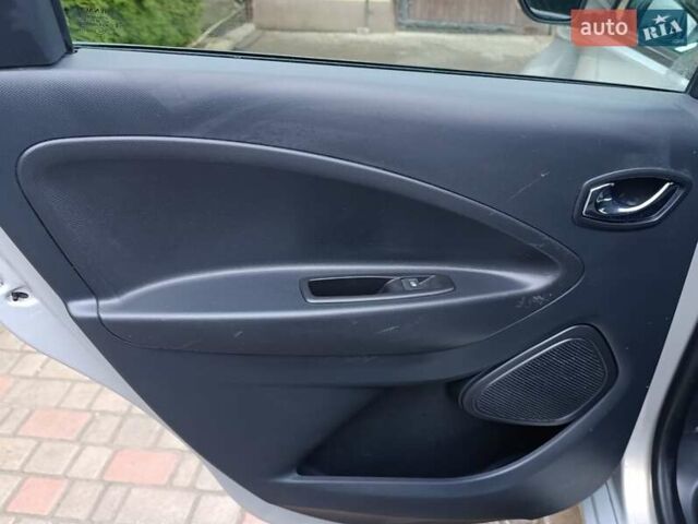 Серый Рено Зое, объемом двигателя 0 л и пробегом 108 тыс. км за 9400 $, фото 21 на Automoto.ua