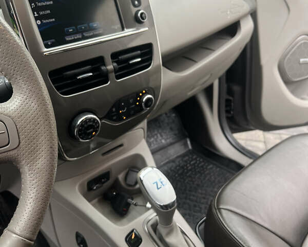 Серый Рено Зое, объемом двигателя 0 л и пробегом 85 тыс. км за 9400 $, фото 11 на Automoto.ua