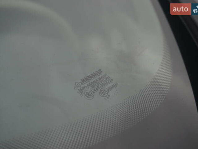 Серый Рено Зое, объемом двигателя 0 л и пробегом 182 тыс. км за 8200 $, фото 61 на Automoto.ua