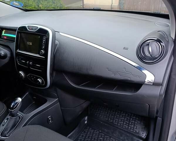 Серый Рено Зое, объемом двигателя 0 л и пробегом 108 тыс. км за 9400 $, фото 16 на Automoto.ua