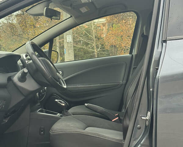 Серый Рено Зое, объемом двигателя 0 л и пробегом 164 тыс. км за 10200 $, фото 16 на Automoto.ua