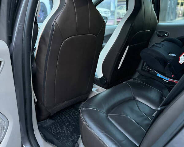 Серый Рено Зое, объемом двигателя 0 л и пробегом 117 тыс. км за 10200 $, фото 15 на Automoto.ua