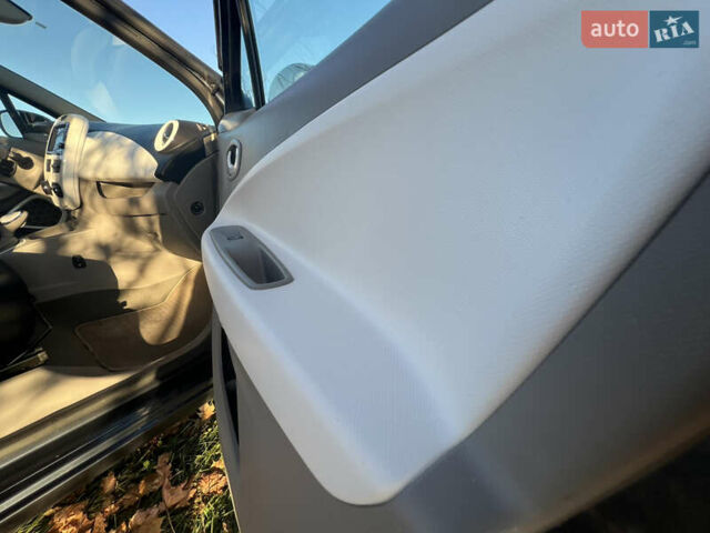 Серый Рено Зое, объемом двигателя 0 л и пробегом 108 тыс. км за 8500 $, фото 6 на Automoto.ua