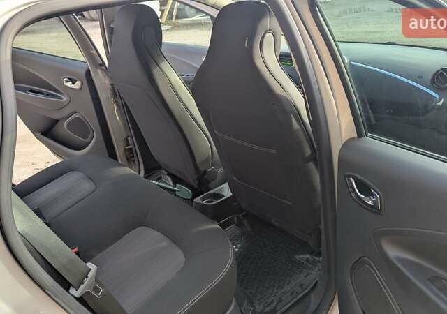 Серый Рено Зое, объемом двигателя 0 л и пробегом 103 тыс. км за 10000 $, фото 11 на Automoto.ua