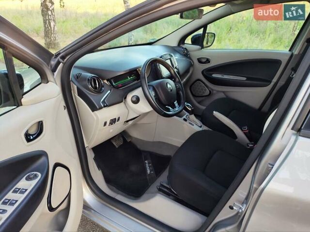 Серый Рено Зое, объемом двигателя 0 л и пробегом 158 тыс. км за 8100 $, фото 8 на Automoto.ua
