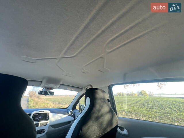 Серый Рено Зое, объемом двигателя 0 л и пробегом 108 тыс. км за 8500 $, фото 41 на Automoto.ua