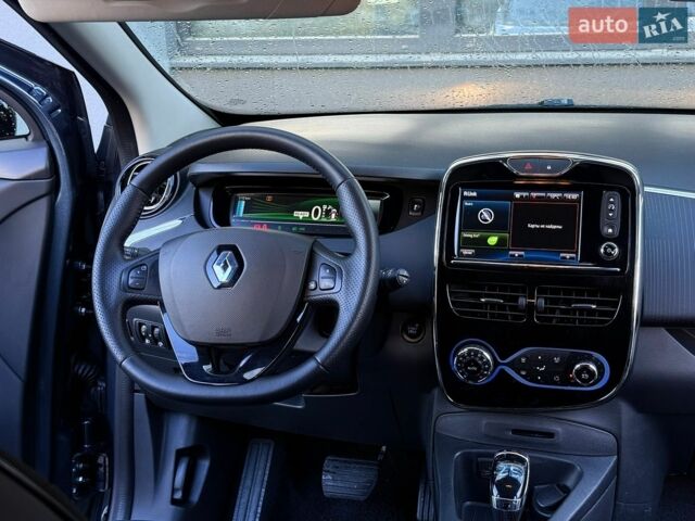 Серый Рено Зое, объемом двигателя 0 л и пробегом 155 тыс. км за 9999 $, фото 52 на Automoto.ua