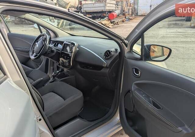 Серый Рено Зое, объемом двигателя 0 л и пробегом 103 тыс. км за 10000 $, фото 7 на Automoto.ua