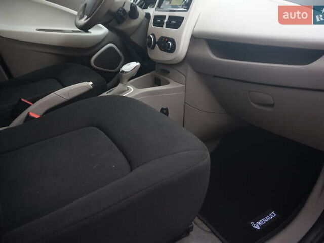 Серый Рено Зое, объемом двигателя 0 л и пробегом 182 тыс. км за 8200 $, фото 39 на Automoto.ua