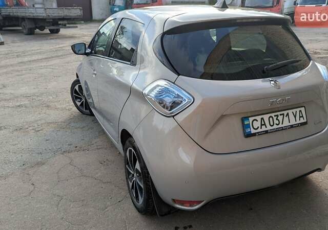 Серый Рено Зое, объемом двигателя 0 л и пробегом 103 тыс. км за 10000 $, фото 2 на Automoto.ua