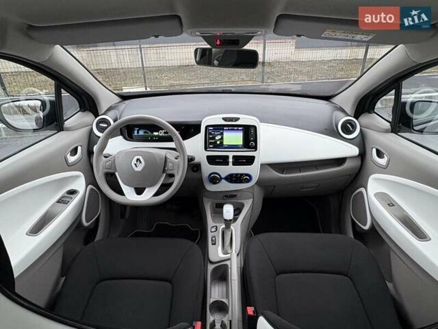 Серый Рено Зое, объемом двигателя 0 л и пробегом 62 тыс. км за 9500 $, фото 25 на Automoto.ua