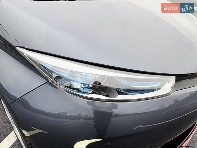 Серый Рено Зое, объемом двигателя 0 л и пробегом 62 тыс. км за 9500 $, фото 21 на Automoto.ua