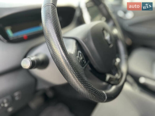 Серый Рено Зое, объемом двигателя 0 л и пробегом 160 тыс. км за 8700 $, фото 36 на Automoto.ua