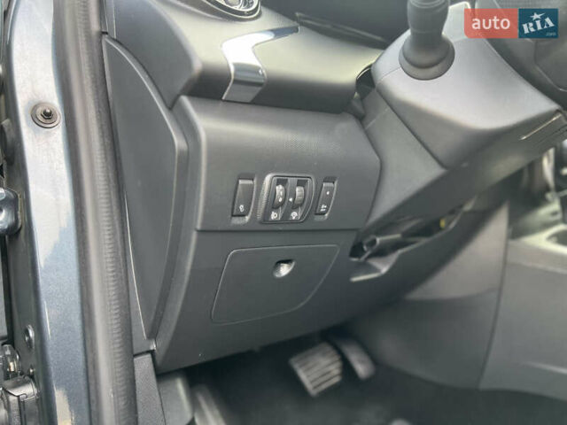 Серый Рено Зое, объемом двигателя 0 л и пробегом 160 тыс. км за 8700 $, фото 35 на Automoto.ua