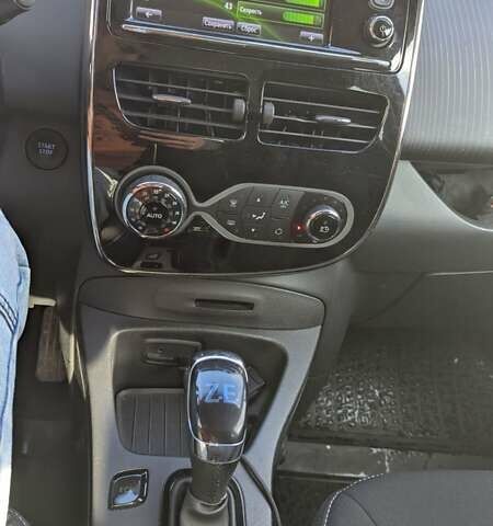 Серый Рено Зое, объемом двигателя 0 л и пробегом 103 тыс. км за 10000 $, фото 21 на Automoto.ua