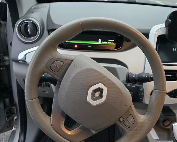 Серый Рено Зое, объемом двигателя 0 л и пробегом 97 тыс. км за 9700 $, фото 5 на Automoto.ua