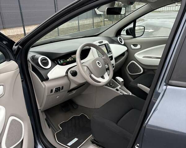 Серый Рено Зое, объемом двигателя 0 л и пробегом 62 тыс. км за 9500 $, фото 17 на Automoto.ua