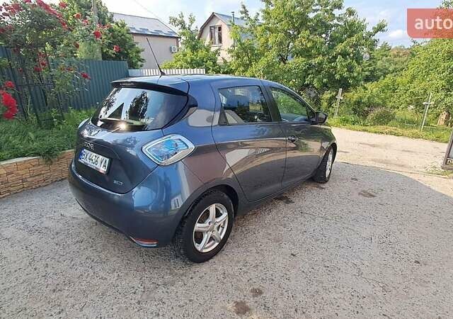 Серый Рено Зое, объемом двигателя 0 л и пробегом 120 тыс. км за 12500 $, фото 3 на Automoto.ua
