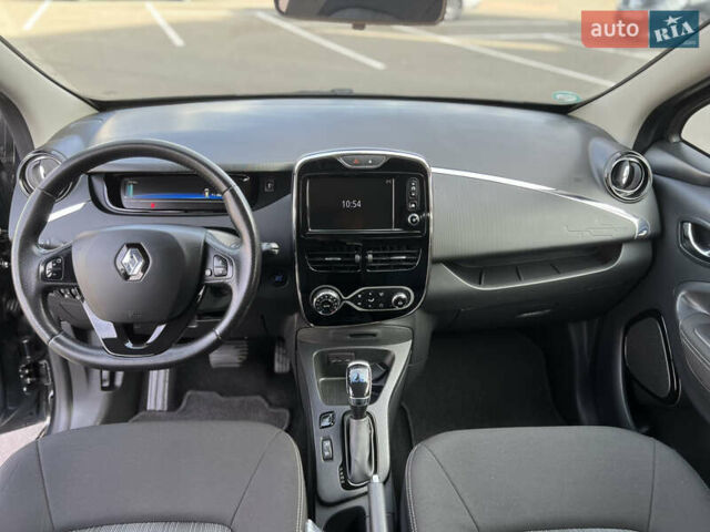 Серый Рено Зое, объемом двигателя 0 л и пробегом 160 тыс. км за 8700 $, фото 39 на Automoto.ua