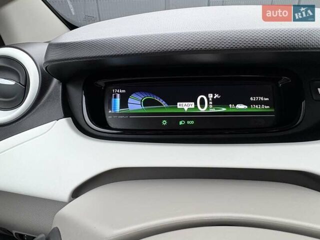 Серый Рено Зое, объемом двигателя 0 л и пробегом 62 тыс. км за 9500 $, фото 31 на Automoto.ua