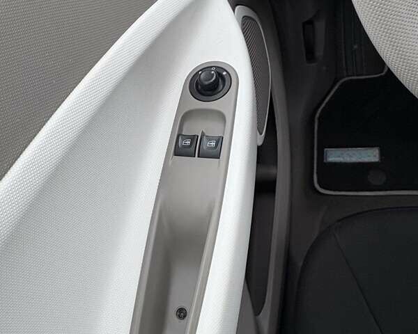 Серый Рено Зое, объемом двигателя 0 л и пробегом 62 тыс. км за 9500 $, фото 39 на Automoto.ua