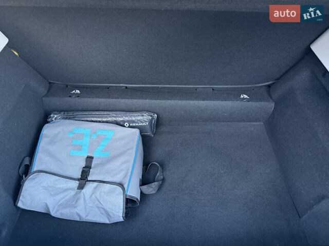 Серый Рено Зое, объемом двигателя 0 л и пробегом 21 тыс. км за 10446 $, фото 19 на Automoto.ua